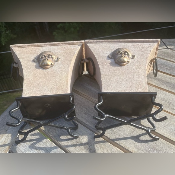 2 Cracked beige pedestal planters with gold gold monkey face - Picture 6 of 9